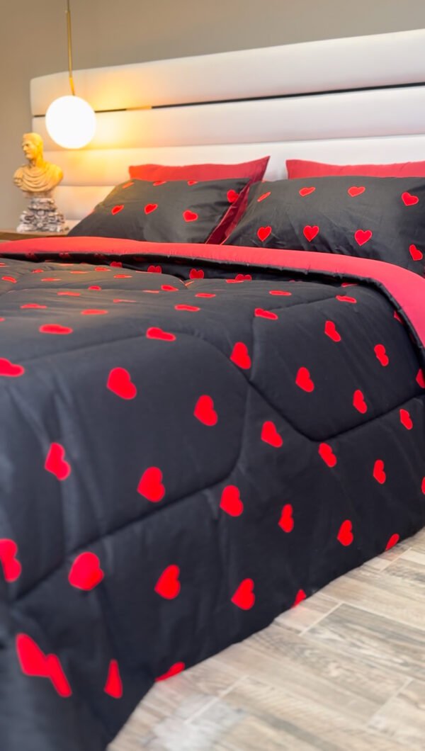 IMG_5552 Couette 2 Places Cœurs Écarlates – Édition Limitée