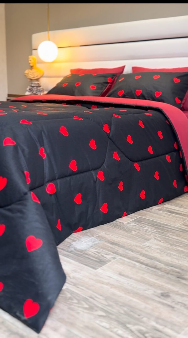 IMG_5559 Couette 2 Places Cœurs Écarlates – Édition Limitée