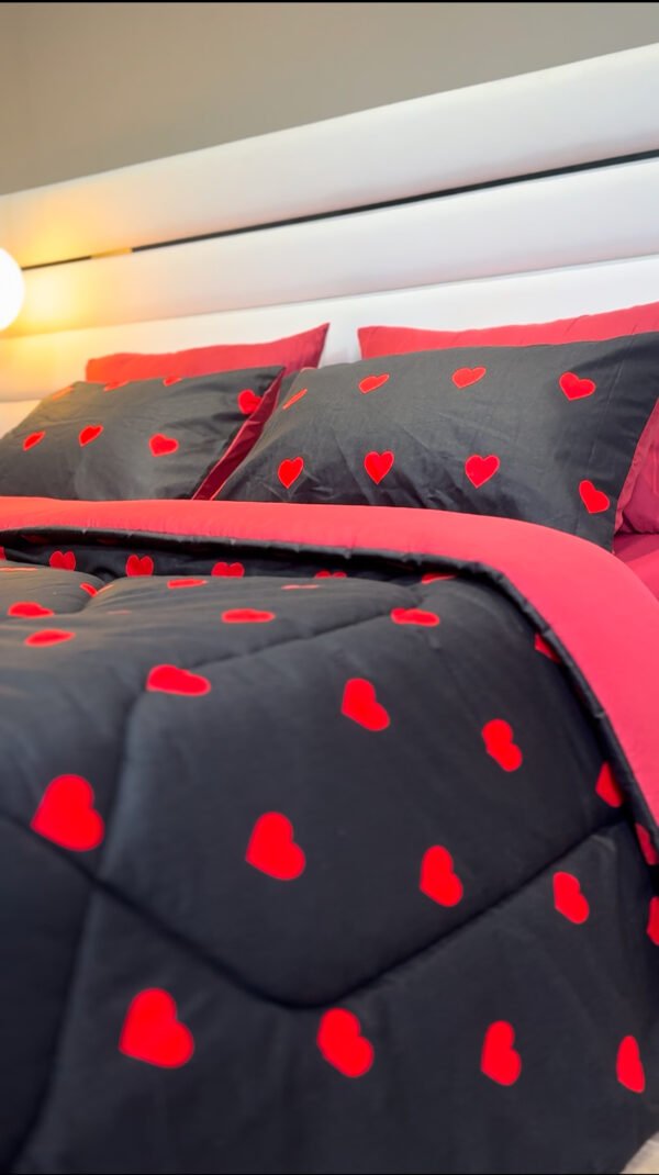 IMG_5561 Couette 2 Places Cœurs Écarlates – Édition Limitée