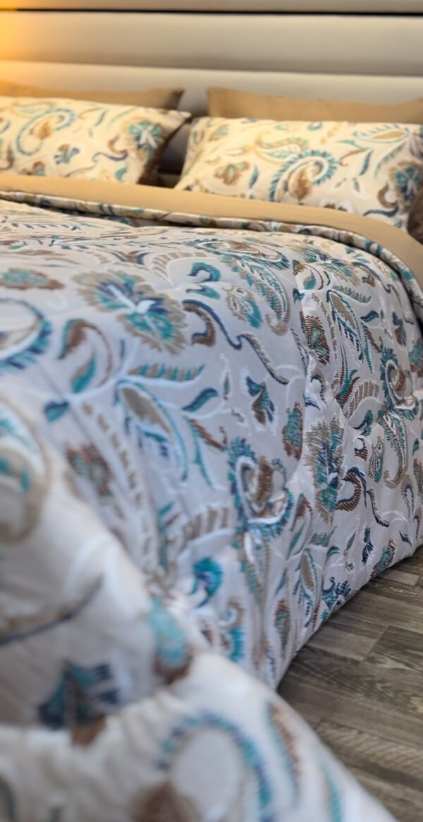 IMG_5679 Couette 2 Places Reflets d’Iris – Harmonie Beige et Bleu