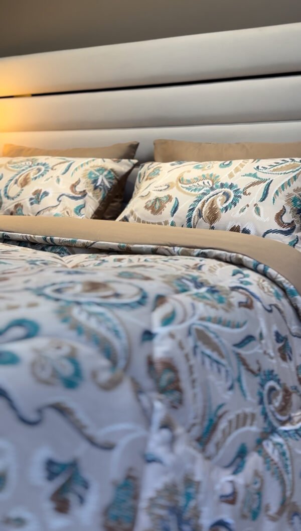 IMG_5684 Couette 2 Places Reflets d’Iris – Harmonie Beige et Bleu