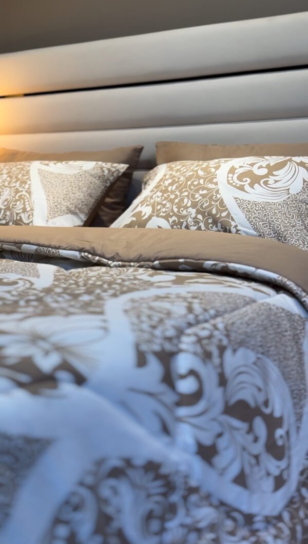IMG_5983 Couette 2 Places Arabesques Royales– Chocolat Vanille