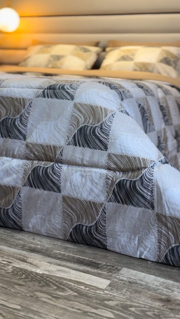 Couette 2 Places Carré Élégance – Beige Graphite