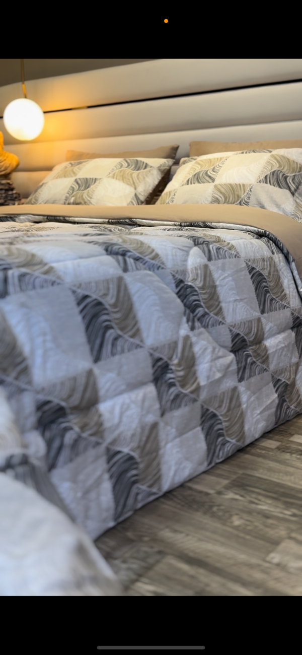 Couette 2 Places Carré Élégance – Beige Graphite