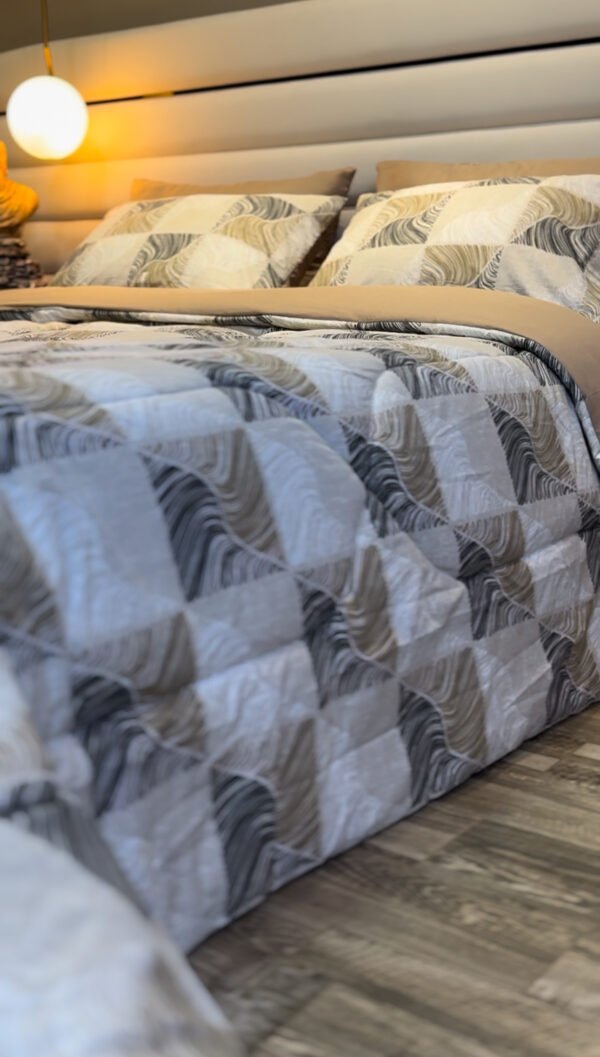 Couette 2 Places Carré Élégance – Beige Graphite