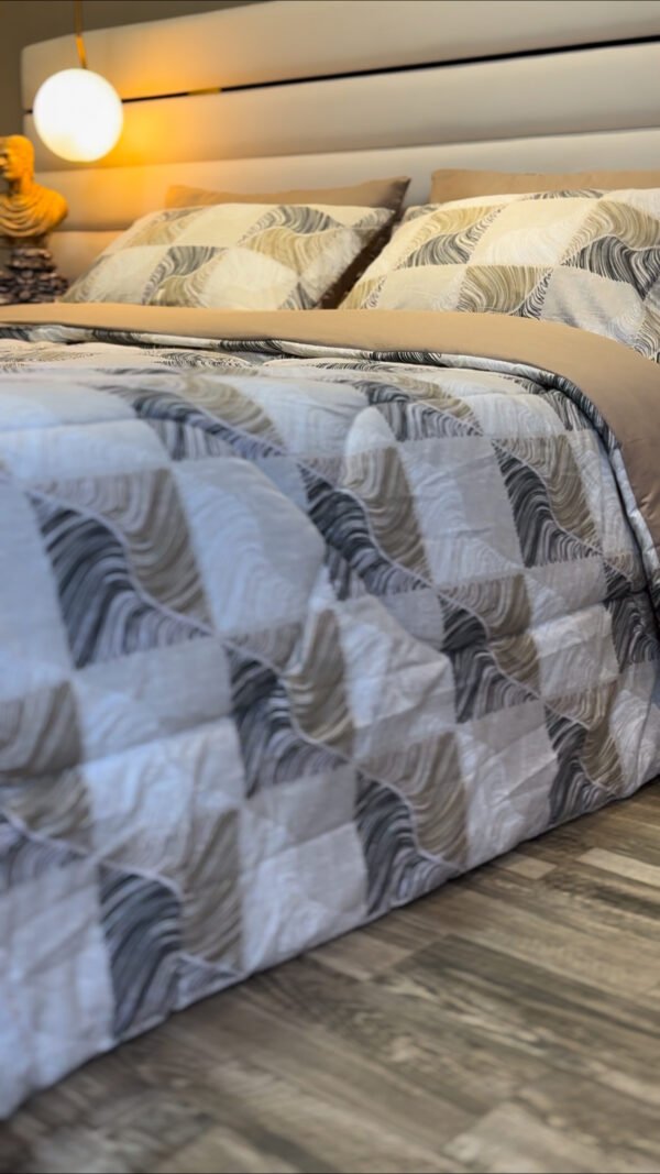 Couette 2 Places Carré Élégance – Beige Graphite