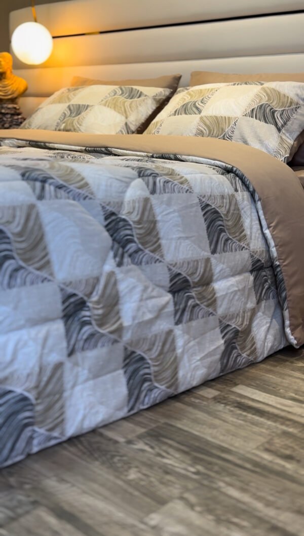 Couette 2 Places Carré Élégance – Beige Graphite