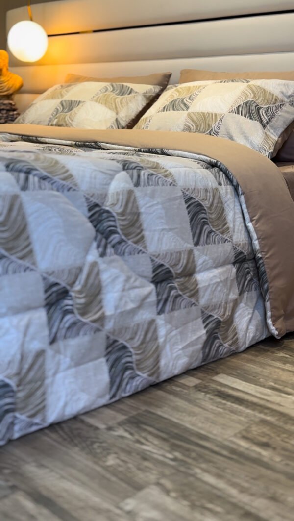 Couette 2 Places Carré Élégance – Beige Graphite