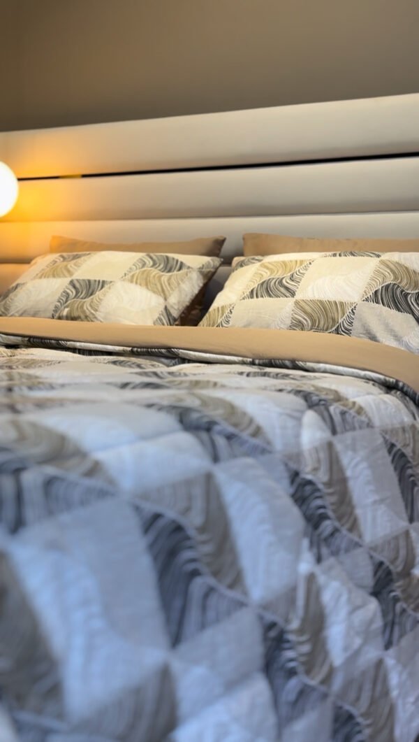 Couette 2 Places Carré Élégance – Beige Graphite