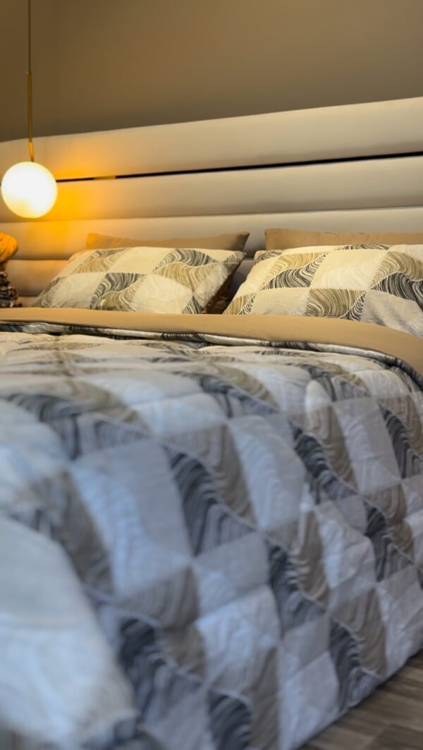 Couette 2 Places Carré Élégance – Beige Graphite