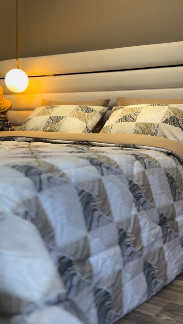 Couette 2 Places Carré Élégance – Beige Graphite