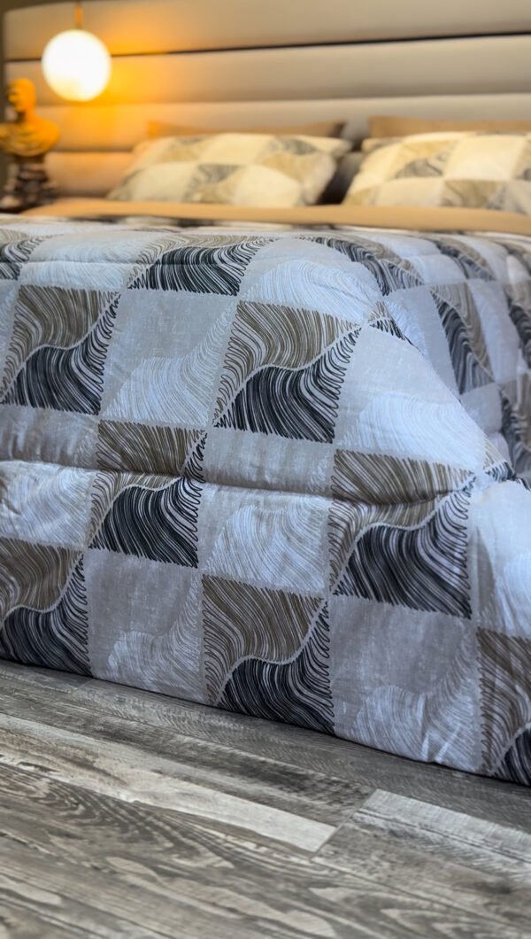 Couette 2 Places Carré Élégance – Beige Graphite