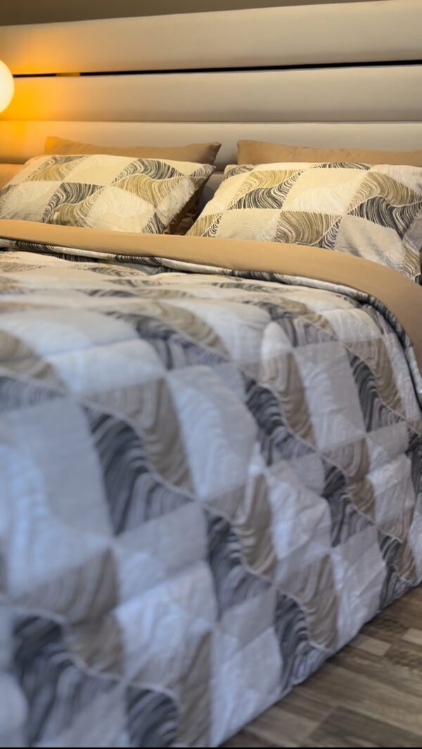 Couette 2 Places Carré Élégance – Beige Graphite