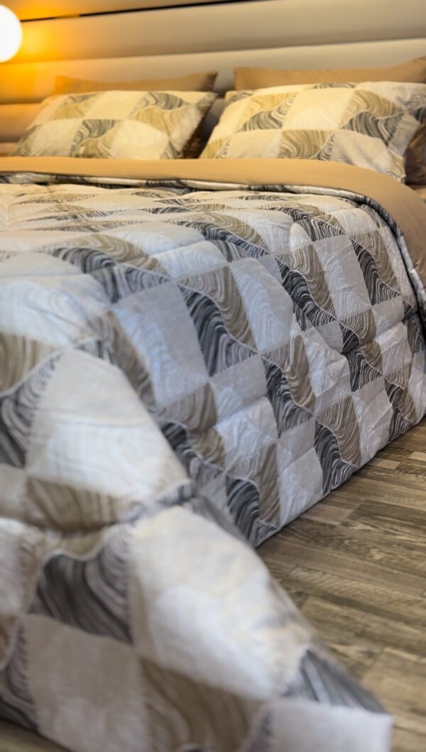 Couette 2 Places Carré Élégance – Beige Graphite