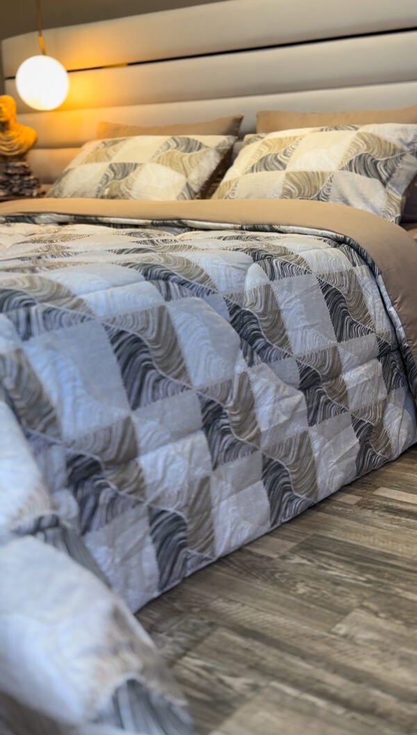 Couette 2 Places Carré Élégance – Beige Graphite