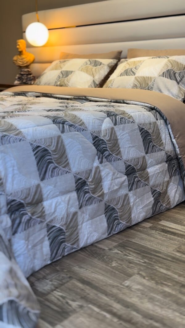 Couette 2 Places Carré Élégance – Beige Graphite