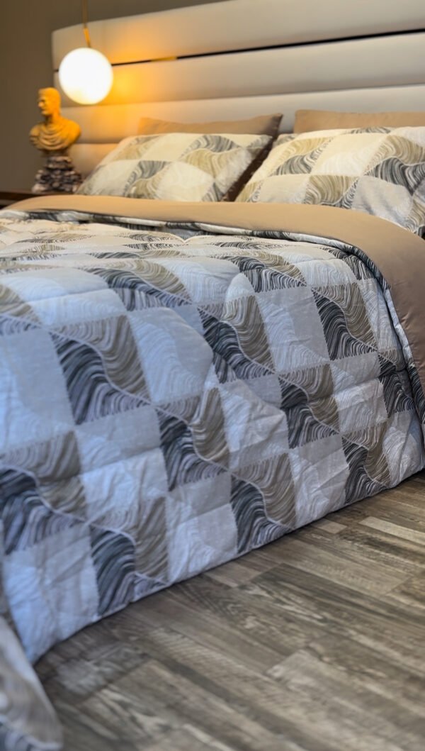 Couette 2 Places Carré Élégance – Beige Graphite