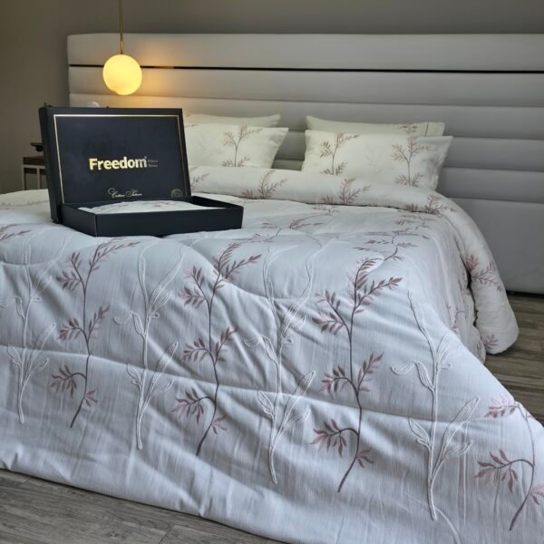 20260117_124952 Couvre-lit Piqué Haut de Gamme – Botanique Rosée Élégante