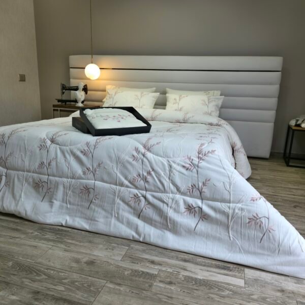 20260117_125217 Couvre-lit Piqué Haut de Gamme – Botanique Rosée Élégante