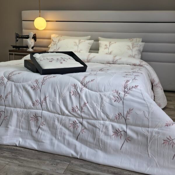 20260117_125339 Couvre-lit Piqué Haut de Gamme – Botanique Rosée Élégante