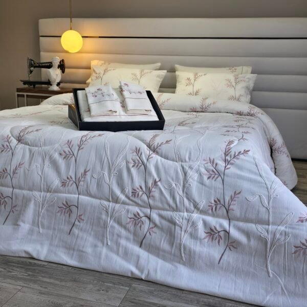 20260117_130414 Couvre-lit Piqué Haut de Gamme – Botanique Rosée Élégante