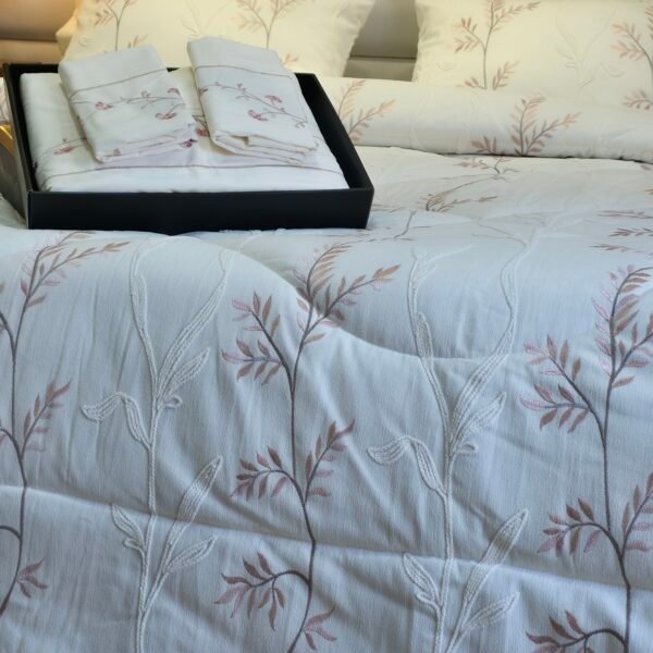 20260117_131714 Couvre-lit Piqué Haut de Gamme – Botanique Rosée Élégante