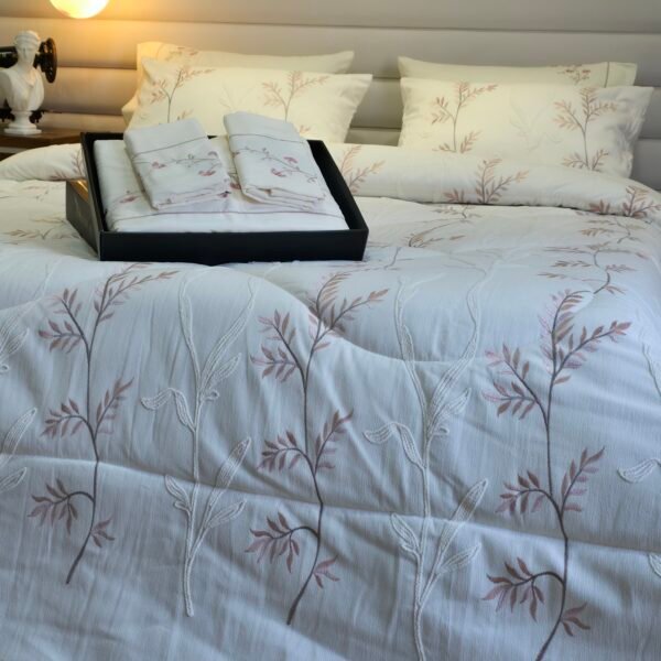 20260117_131719 Couvre-lit Piqué Haut de Gamme – Botanique Rosée Élégante