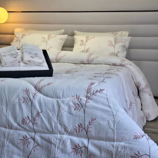 20260117_131959 Couvre-lit Piqué Haut de Gamme – Botanique Rosée Élégante