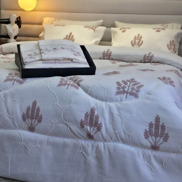 20260117_135045 Couvre-lit Piqué Haut de Gamme – Lavande Élégante