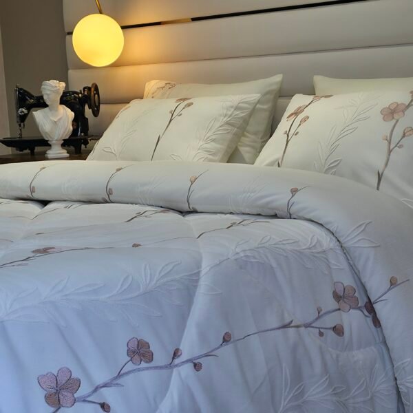 20260117_143026 Couvre-lit Piqué Haut Gamme – Élégance Florale Brodée