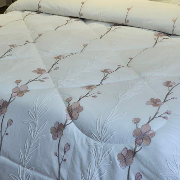 20260117_143118 Couvre-lit Piqué Haut Gamme – Élégance Florale Brodée