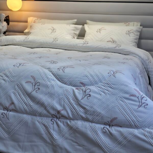 20260117_162602 Couvre-lit Piqué Haut de Gamme – Harmonie Lavande Florale