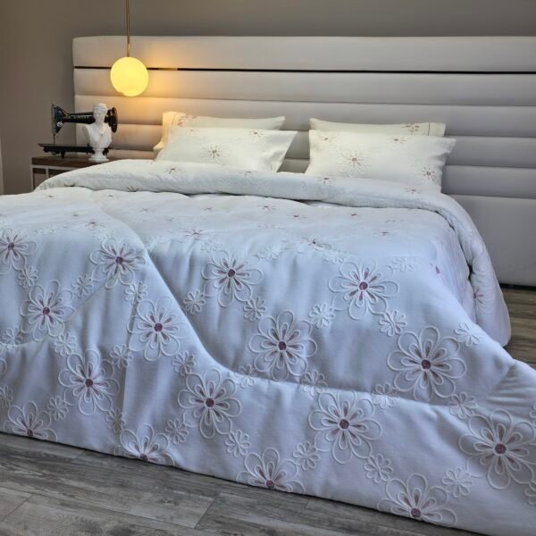 Couvre-lit Piqué Haut de Gamme – Élégance Florale Brodée