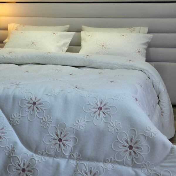 Couvre-lit Piqué Haut de Gamme – Élégance Florale Brodée