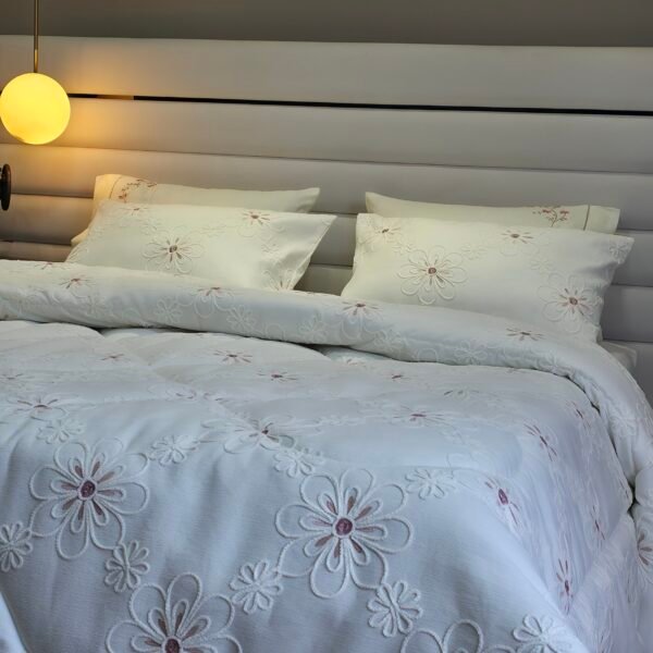 Couvre-lit Piqué Haut de Gamme – Élégance Florale Brodée