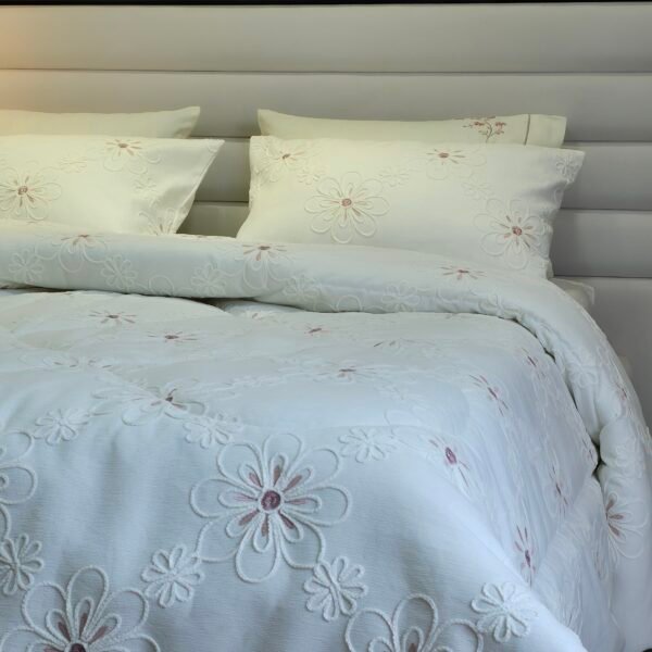 Couvre-lit Piqué Haut de Gamme – Élégance Florale Brodée