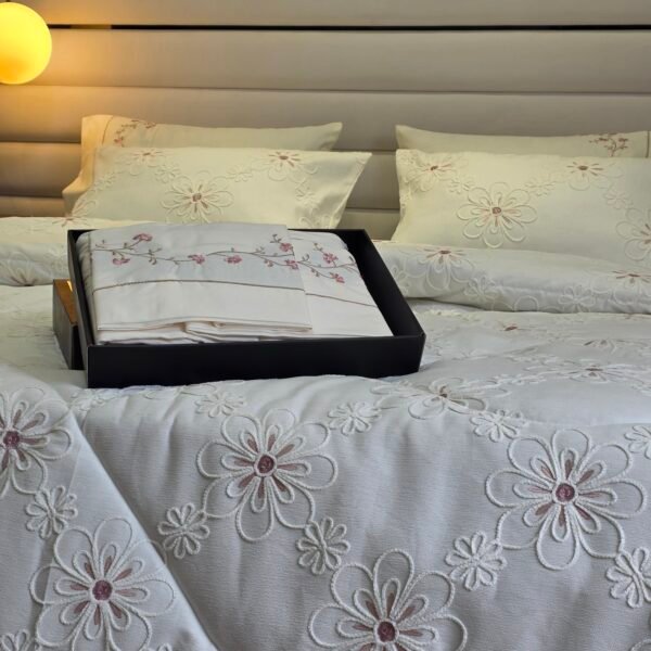 Couvre-lit Piqué Haut de Gamme – Élégance Florale Brodée
