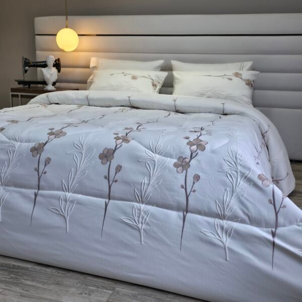 20260119_131929 Couvre-lit Piqué Haut de Gamme – Élégance Florale Beige