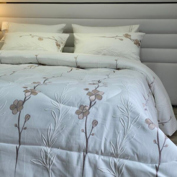 20260119_132034 Couvre-lit Piqué Haut de Gamme – Élégance Florale Beige