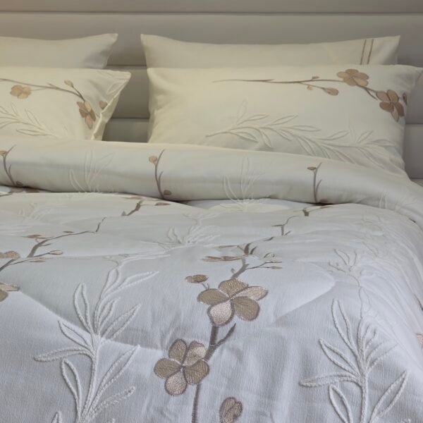 20260119_132100 Couvre-lit Piqué Haut de Gamme – Élégance Florale Beige