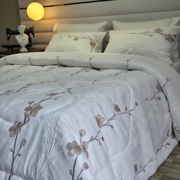 20260119_132321 Couvre-lit Piqué Haut de Gamme – Élégance Florale Beige