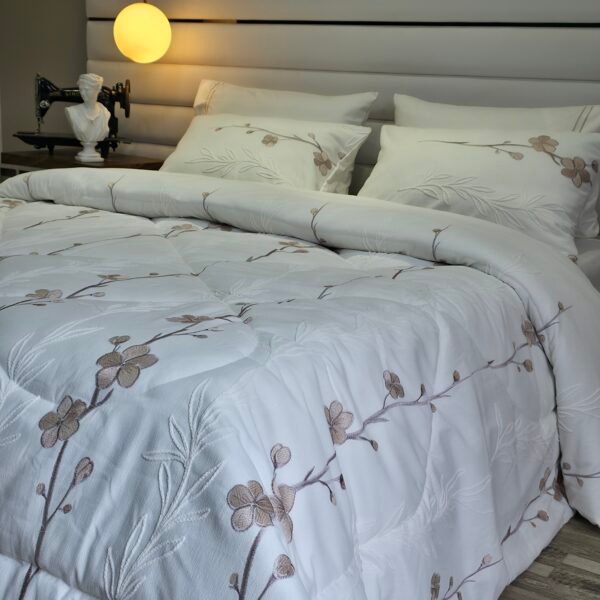 20260119_132327 Couvre-lit Piqué Haut de Gamme – Élégance Florale Beige