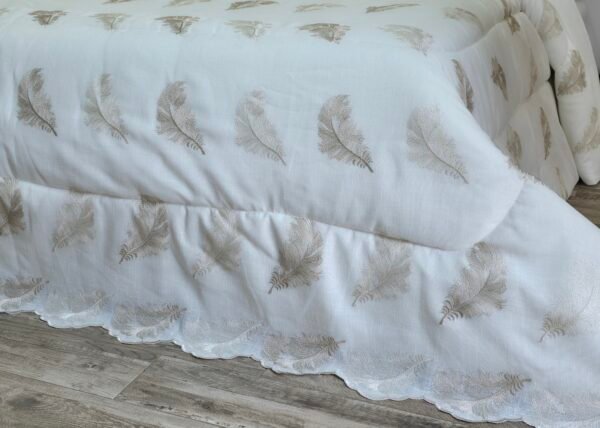 20260119_134013 Couvre-lit Kamraya Haut Gamme – Plumes d’Élégance Beige
