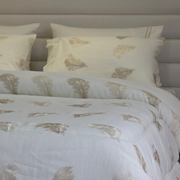 20260119_134215 Couvre-lit Kamraya Haut Gamme – Plumes d’Élégance Beige