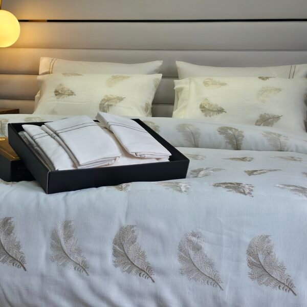 20260119_134321 Couvre-lit Kamraya Haut Gamme – Plumes d’Élégance Beige