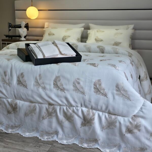 20260119_134352 Couvre-lit Kamraya Haut Gamme – Plumes d’Élégance Beige