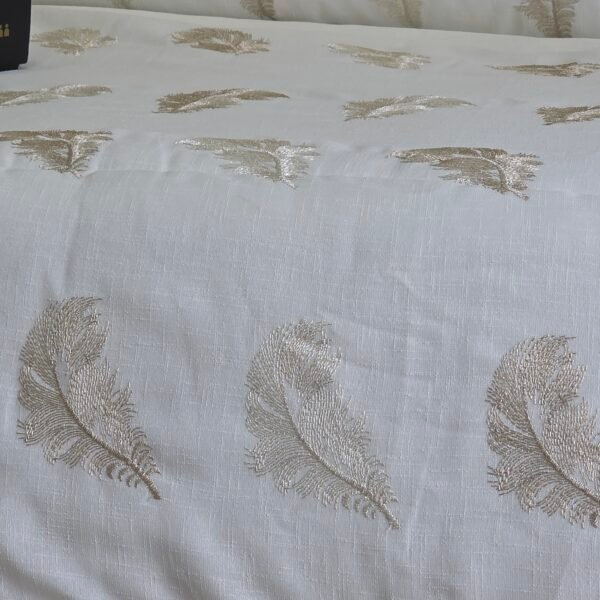 20260119_134919 Couvre-lit Kamraya Haut Gamme – Plumes d’Élégance Beige