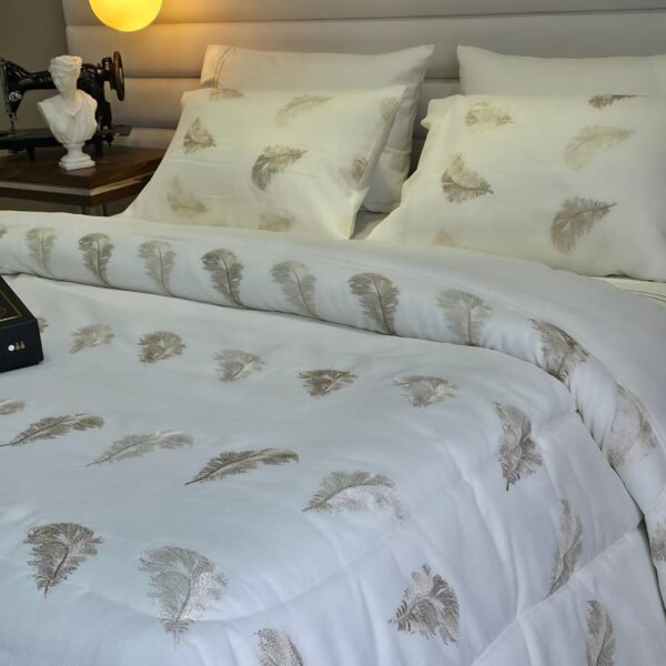 20260119_135036 Couvre-lit Kamraya Haut Gamme – Plumes d’Élégance Beige