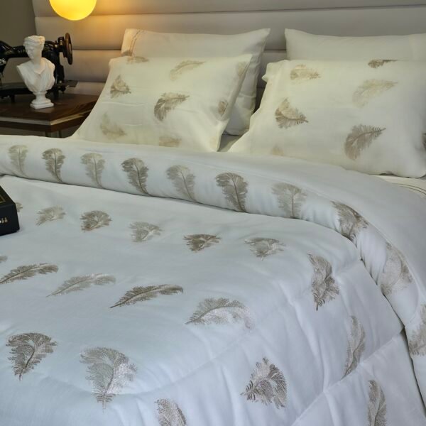 20260119_135037 Couvre-lit Kamraya Haut Gamme – Plumes d’Élégance Beige