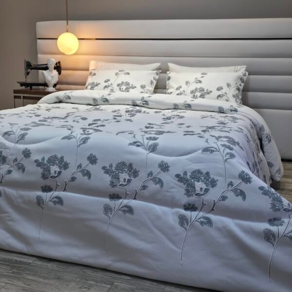 20260119_171414 Couvre-lit Piqué Haut de Gamme – Élégance Florale Gris Perle